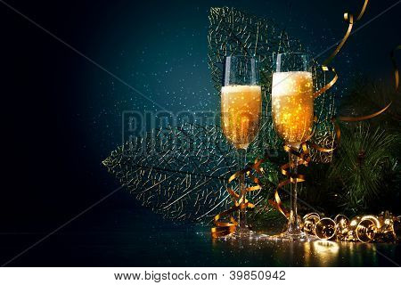 Due bicchieri di champagne pronte a portare nel nuovo anno