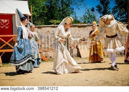 Festivities Of Pernstejn Manor, Gothic Renaissance Damsels Dance Performances, Medieval Entertainmen