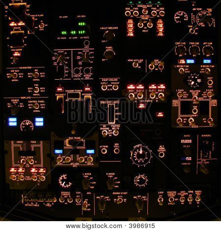 Cockpittet Overhead Panel af en moderne passagerfly om natten.