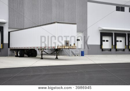 Camion e bacino di caricamento