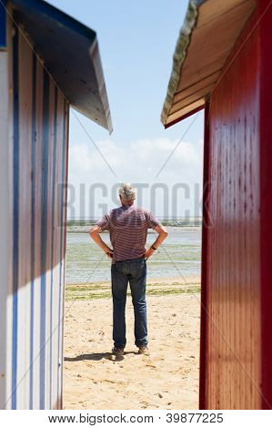 ฮัทหาดสีสัน d'Oleron เกาะแซ็ง-เดอนีฝรั่งเศสกับคนหน้าห้อง