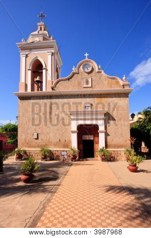 Frontansicht des el Quelite Kirche in Mexiko