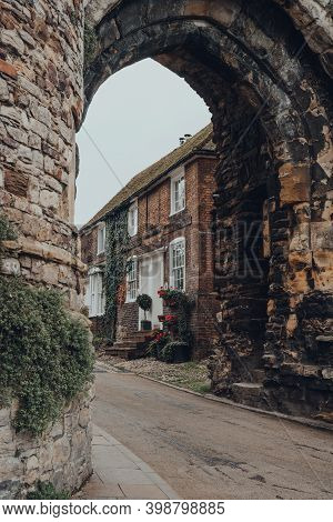 Rye, Uk - October 10, 2020: Traditional English Cottage In Rye, One Of The Best-preserved Medieval T