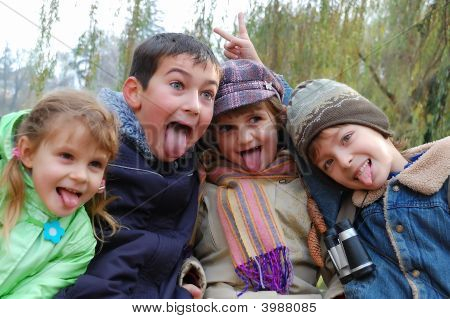 Amis-Tongues dehors