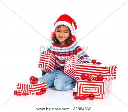 Niña con sombrero de Santa Claus con caja de regalo