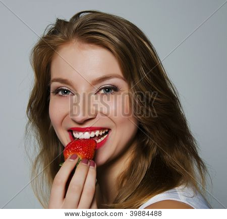 Fille avec fraises