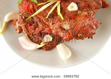 servita carne di manzo sul piatto grigio con gralic e pepe