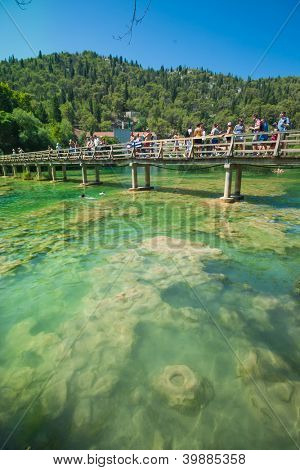 KRKA, Kroatia - 28 heinäkuu 2012: Ihmisiä Krka 28 heinäkuu 2012 Kroatiassa Krka-sillasta. Sen