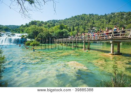KRKA, Kroatia - 28 heinäkuu 2012: Ihmisiä Krka 28 heinäkuu 2012 Kroatiassa Krka-sillasta. Sen