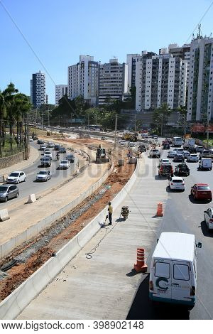 Salvador, Bahia, Brazil - December 9, 2020: Construction Of A Public Road On Avenida Acm And Adaptat