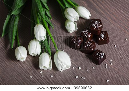 Bílé tulipány s nasycen čokoládové bonbony