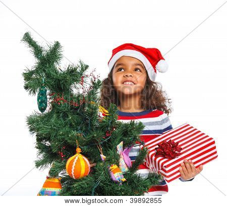 Niña con sombrero de Santa Claus con caja de regalo