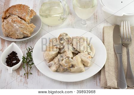 Курица с грибами и Sceams на плите