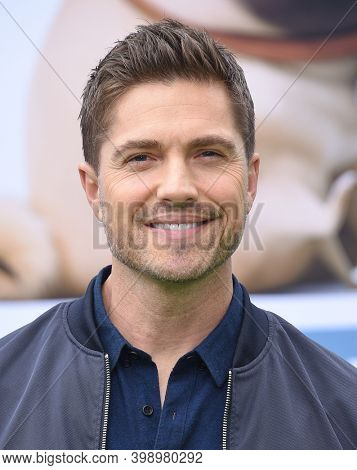 LOS ANGELES - JUN 02:  Eric Winter {Object} arrives for âThe Secret Life Of Pets 2â  Premiere on June 02, 2019 0 in Westwood, CA                