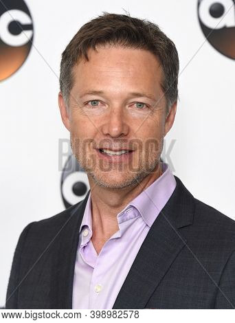 LOS ANGELES - AUG 06:  George Newbern arrives for  Disney ABC TCA Summer Press Tour 2017 on August 6, 2017 in Beverly Hills, CA                