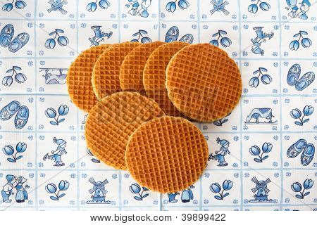 Nederlandse wafels op Delfts blauwe achtergrond
