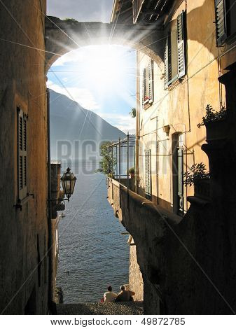 Romantický pohled na slavné italské jezero Como Varenna města 
