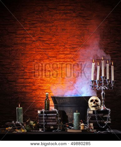 Halloween-Stillleben-Hintergrund mit vielen verschiedenen Elementen