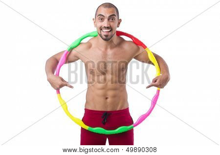 Mann Excecises mit Hula hoop reifen
