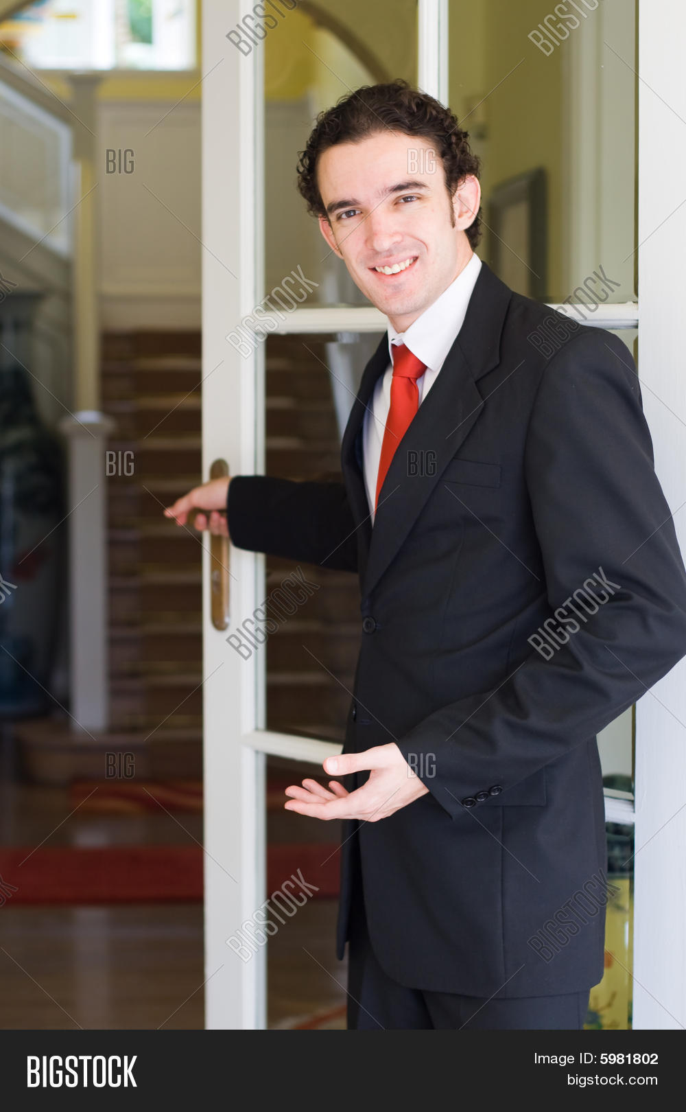 Как открыть парня. Фото кинито. Банка в руке. Как открыть парня. Мужчина дарит подарок.