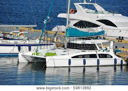 Trimaran motor yacht