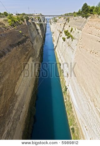 Kanal Wasser Durchgang von AgPetros in Europa, Griechenland