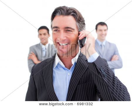 Charismatický podnikatel hovoří na telefonu