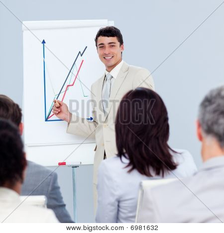 Positiv ung affärsman gör en Presentation