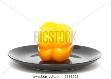 Gul peppar på en tallrik