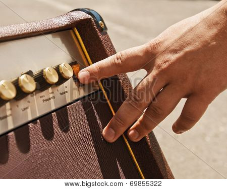 turning guitar amplifier