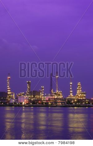 Rafinerii ropy naftowej w zmierzchu, rzeki Chao Phraya, Tajlandia