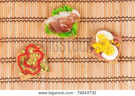 Toast composition with pepper and egg.