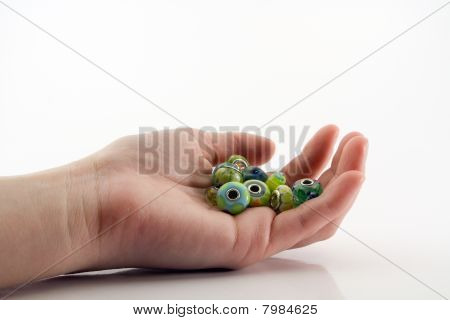 Tenant des perles