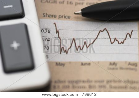 Aktienmarkt-Diagramm mit Stift, closeup