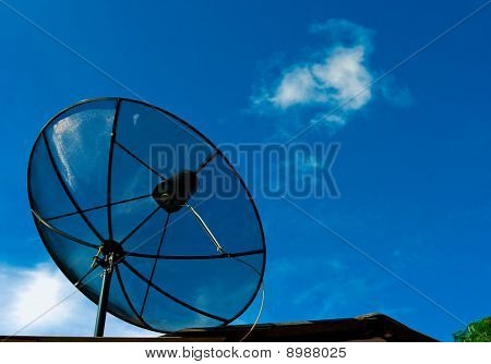Parabola satellitare nera con cielo blu