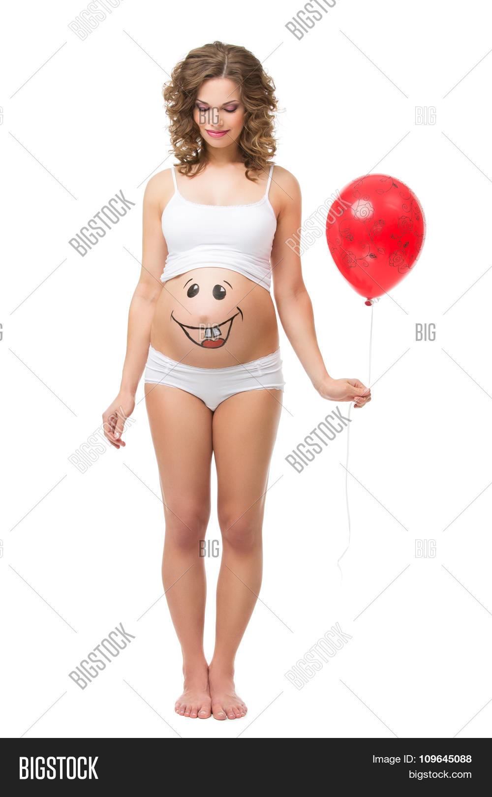 можно ли беременным надувать шары. можно ли беременным надувать шары. беременность. девушка надувает воздушный шарик. надувает шарик.