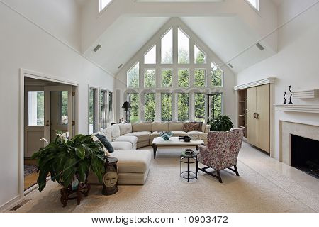 Pokój dzienny z podłogi do sufitu okna