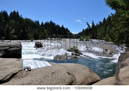 Posto dove prendere il sole presso le cascate di ninfa