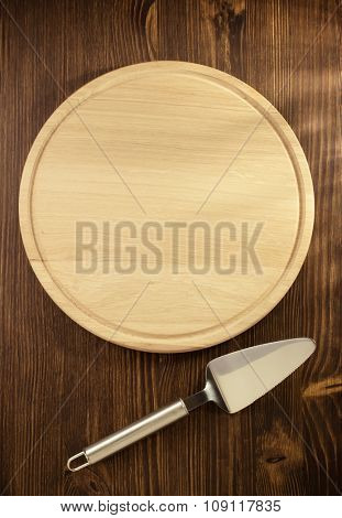 cake server on wooden background