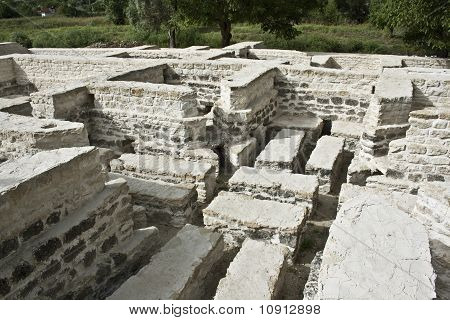 Rovine di un antico bagno turco nella Orhei città della Moldavia
