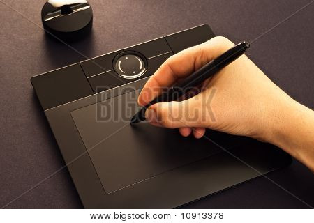 Mano en tableta de dibujo