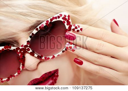 Manicure with hearts.