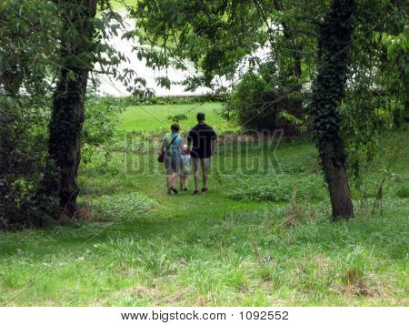 Família refrigeração junto desfrutando verão/natureza