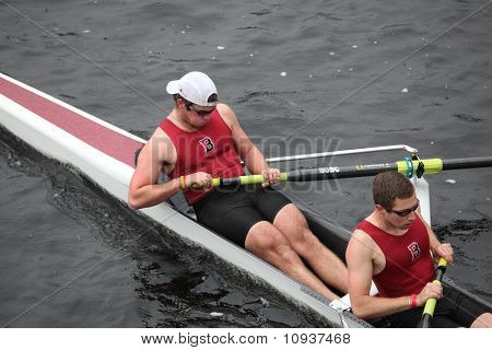 Бостон - 24 октября: Бейтс Колледж мужской экипажа конкурирует в голову Чарльз регата октября