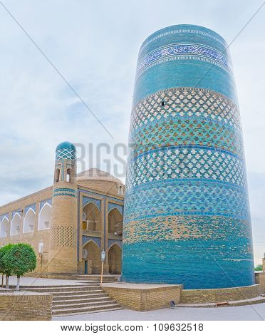 The Huge Minaret