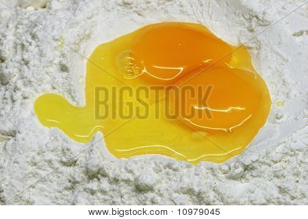 Zerschlagene Eier und Mehl