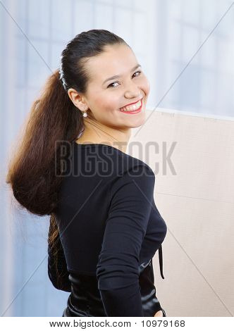 Ritratto di donna sorridente in ufficio sfondo