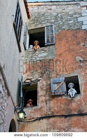 dolls on the wall in the Gourdon playing flute