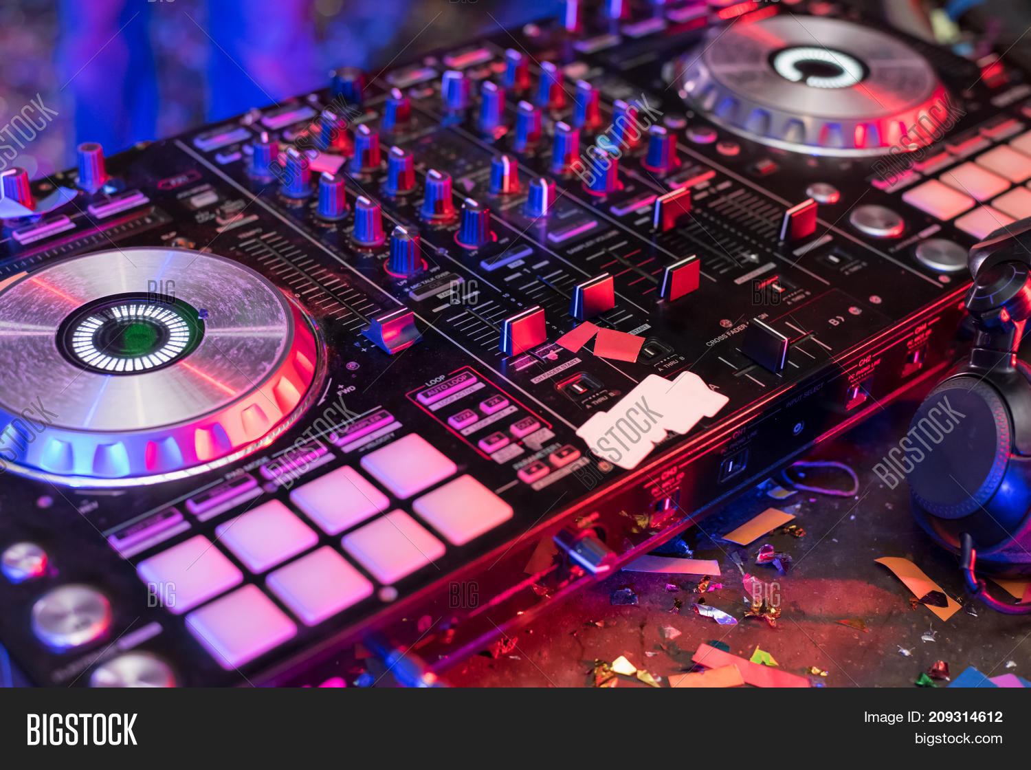 Вадим ритм диджей. Диджей артем. Диджей ритм. Стиль для диджея худенького. Диджеи пскова.