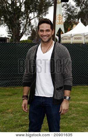 ลอสแองเจลิส - 12 jun: Brandon Barash 22 ประจำปี 'เวลาสำหรับฮีโร่' ดาราปิกนิก